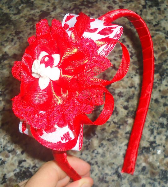Tiara vermelha laço e flor