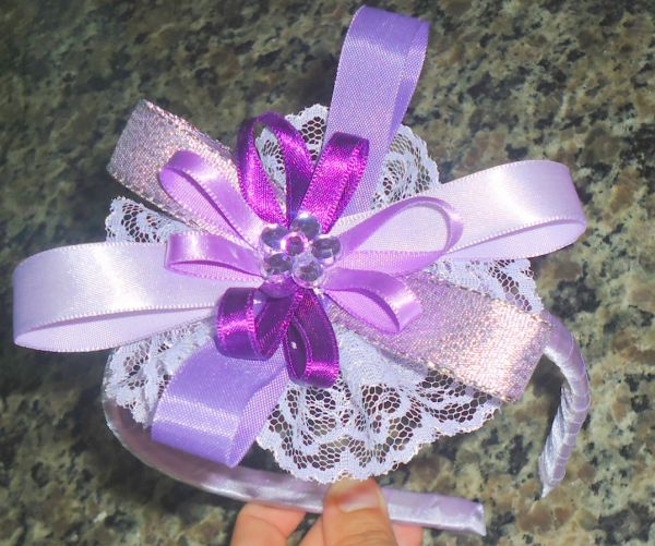Tiara em flor de fita lilás